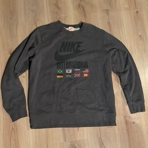 Nike Track and Field Gray Crewneck Sweat-shirt. Size XXL.‎ Good condition!